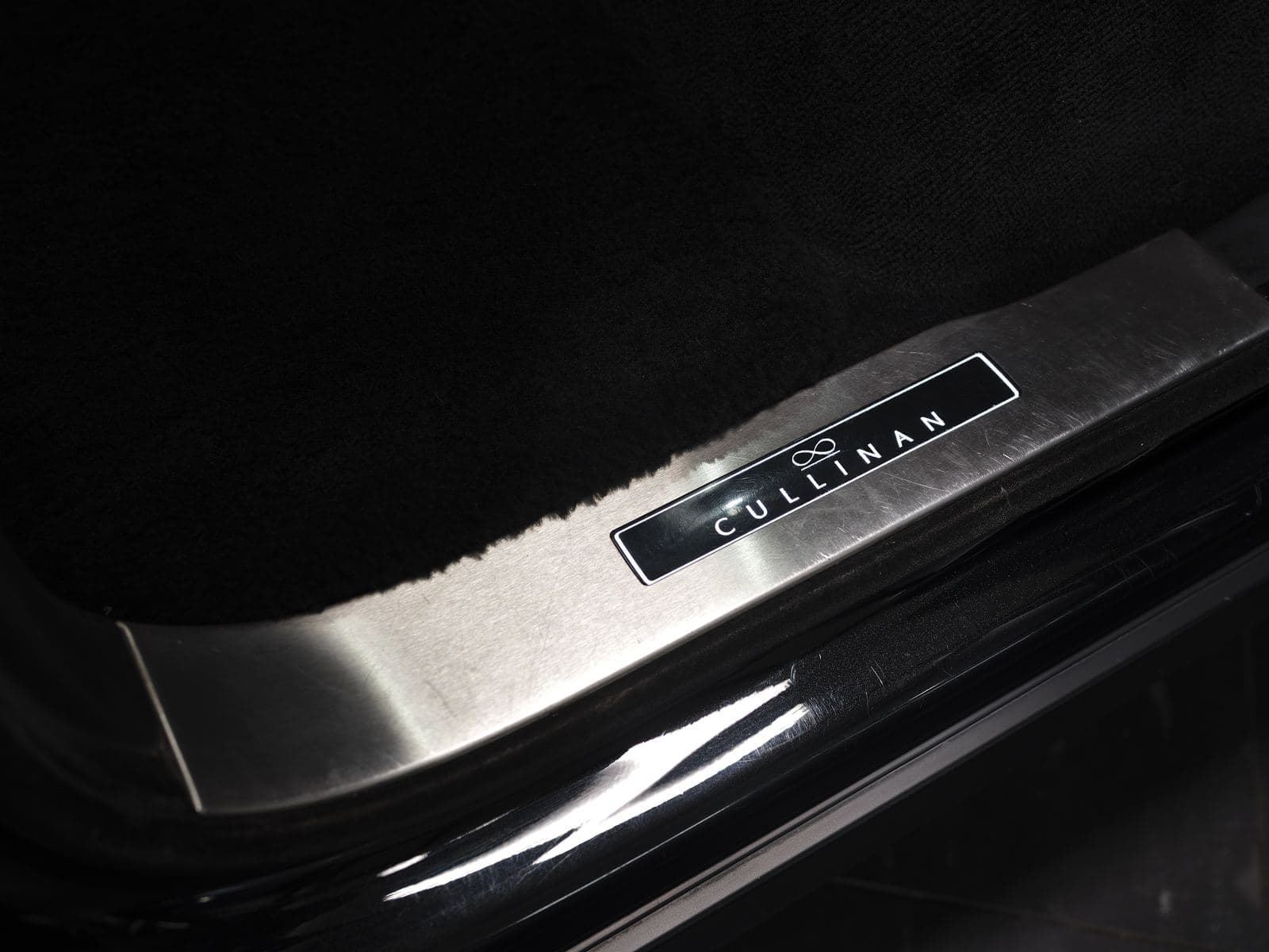 Cullinan illuminated door sill