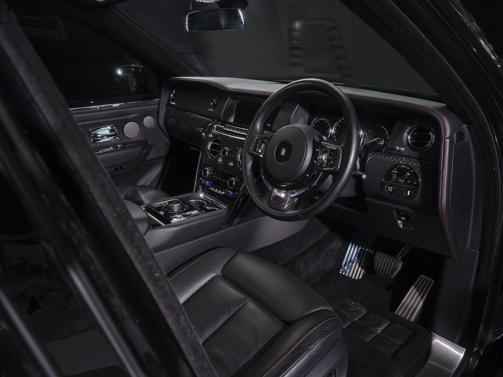 Rolls-Royce Cullinan front cabin