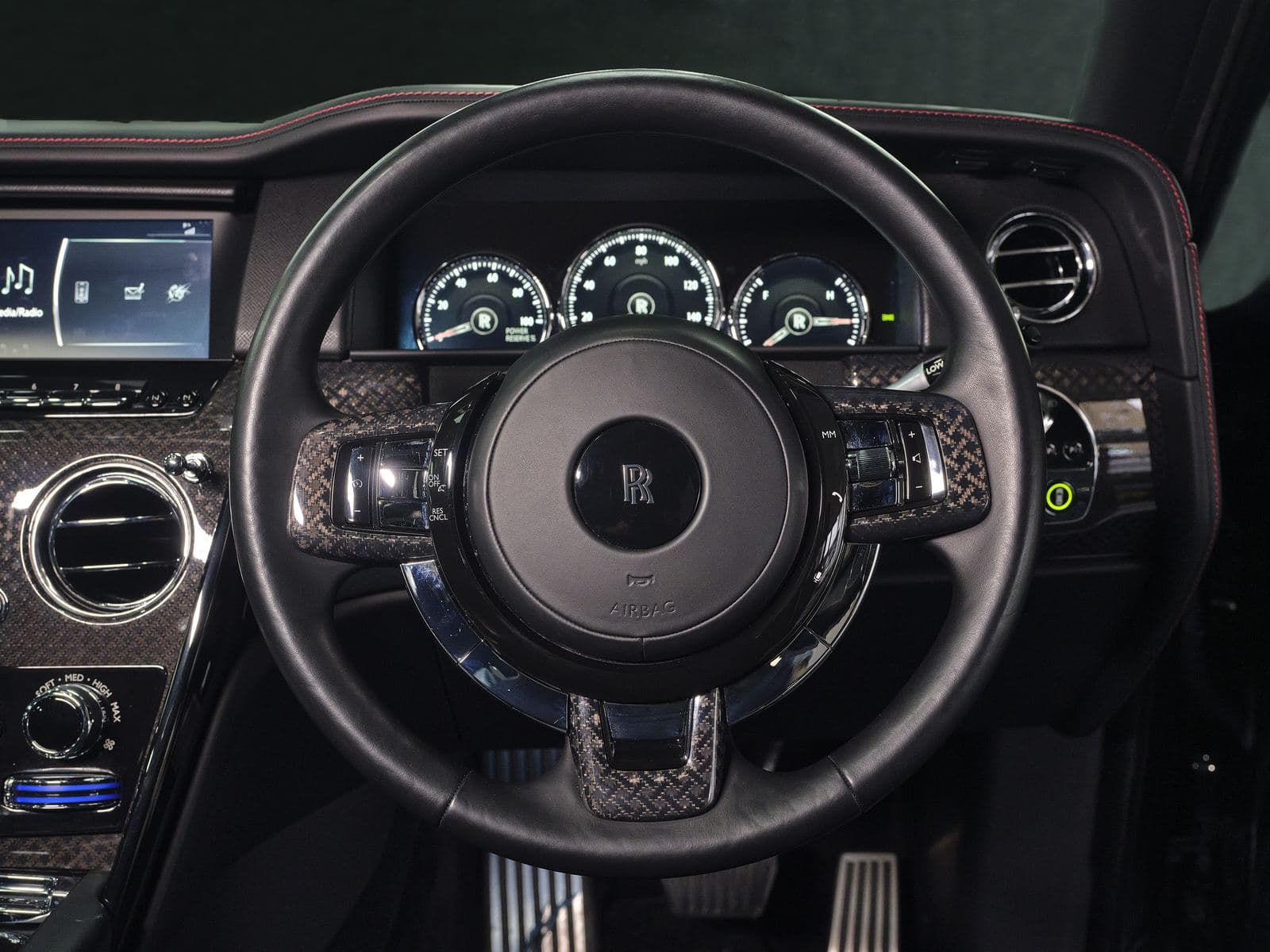 Rolls-Royce Cullinan steering wheel and dials